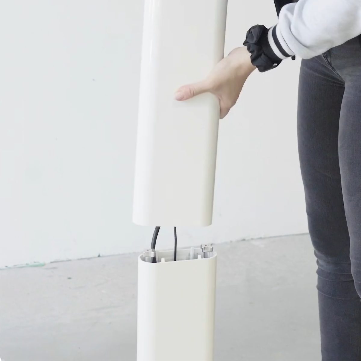 StepFour-DisconnectThePolesAndBaseplate.png